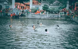 Sôi động trò chơi bắt vịt tại hội làng Vạn Phúc